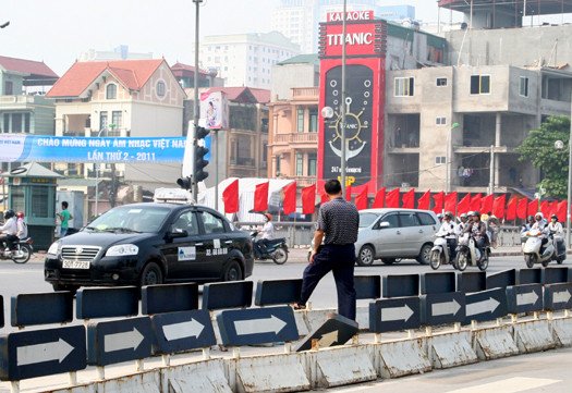 Hai lần rào chắn, vẫn vượt