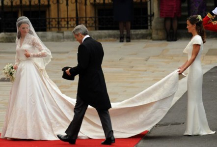 Trang Thời trang tờ Điện tín Anh cảm thán, chiếc váy cưới sang trọng, thời trang và hệt như một chiếc váy cổ tích. Chiếc váy thật thích hợp với một công nương do được kết hợp với phong cách của công chúa hiện đại thế kỉ 20 của Grace Kelly từng thiết kế cho cố công nương Diana – mẹ chồng Kate. Váy cưới không dây, lót ngực thời Victoria, khít eo và đuôi vét quét dài. Khoác phía ngoài là một chiếc áo ren thủ công. Tay áo dài, kiểu thời Trung cổ, chất liệu thân váy gồm ngà và xa-tanh trắng Chiếc váy cưới được hội tụ nhiều tính kế thừa của những chiếc váy cưới nơi Hoàng gia cũng như mang tính lịch sử riêng của nó. Nhóm học sinh trường May thêu Hoàng gia thực hiện bằng tay tại Cung điện Hampton. Kĩ năng thêu ren xuất phát từ Ai-len những năm 20 thế kỉ 19. Ren thêu hình hoa hồng, cúc đại đóa, thủy tiên, nhành lá dương xỉ. Họa tiết này được thể hiện trong đôi giày và tấm voan đội đầu của cô đâu. Đuôi voan dài 3 mét. Vương miện đội đầu Kate được sản xuất từ năm 1936 và được thừa kế lại từ Hoàng gia. Khuyên tai được kết từ kim cương hình chiếc lá sổi, niềm cảm hứng từ thành viên của gia đình Middleton, rất hợp đôi cùng chiếc vương miện. Shane Connelly thể hiện thông điệp từ những loài hoa gắn kết bó hoa cô dâu ôm, gồm nhiều loài hoa: biểu tượng cho hạnh phúc, lịch thiệp, tình yêu vĩnh hằng, chung thủy, đam mê và một cuộc sống hôn nhân tràn ngập tình yêu. Những chiếc váy phù dâu cũng do Sarah Burton (hãng Alexander McQueen) thiết kế, có kết xếp nếp bằng xa-tanh, trắng ngà, cùng chi tiết ren giống như váy cô dâu. Những chiếc váy của các bé gái xinh xắn cũng được thiết kế đầy tinh tế Kể từ lúc đôi uyên ương Will – Kate tuyên bố lễ thành hôn, các nhà thiết kế thời trang đã vào cuộc đua giành quyền sáng tạo váy cưới cho Lễ cưới hoàng gia. Sarah Burton đã chiến thắng. 35 tuổi, nhà thiết kế lừng lẫy sinh ra tại thành phố Manchester, hiện Sarah Burton đang là giám đốc sáng tạo thương hiệu Alexander McQueen hồi tháng 5 năm ngoái. Cô đã hoạt động 12 năm liên tục trong nghề. Trang Thời trang tờ Điện tín Anh cảm thán, chiếc váy cưới sang trọng, thời trang và hệt như một chiếc váy cổ tích. Chiếc váy thật thích hợp với một công nương do được kết hợp với phong cách của công chúa hiện đại thế kỉ 20 của Grace Kelly từng thiết kế cho cố công nương Diana – mẹ chồng Kate. Váy cưới không dây, lót ngực thời Victoria, khít eo và đuôi vét quét dài. Khoác phía ngoài là một chiếc áo ren thủ công. Tay áo dài, kiểu thời Trung cổ, chất liệu thân váy gồm ngà và xa-tanh trắng Chiếc váy cưới được hội tụ nhiều tính kế thừa của những chiếc váy cưới nơi Hoàng gia cũng như mang tính lịch sử riêng của nó. Nhóm học sinh trường May thêu Hoàng gia thực hiện bằng tay tại Cung điện Hampton. Kĩ năng thêu ren xuất phát từ Ai-len những năm 20 thế kỉ 19. Ren thêu hình hoa hồng, cúc đại đóa, thủy tiên, nhành lá dương xỉ. Họa tiết này được thể hiện trong đôi giày và tấm voan đội đầu của cô đâu. Đuôi voan dài 3 mét. Vương miện đội đầu Kate được sản xuất từ năm 1936 và được thừa kế lại từ Hoàng gia. Khuyên tai được kết từ kim cương hình chiếc lá sổi, niềm cảm hứng từ thành viên của gia đình Middleton, rất hợp đôi cùng chiếc vương miện. Shane Connelly thể hiện thông điệp từ những loài hoa gắn kết bó hoa cô dâu ôm, gồm nhiều loài hoa: biểu tượng cho hạnh phúc, lịch thiệp, tình yêu vĩnh hằng, chung thủy, đam mê và một cuộc sống hôn nhân tràn ngập tình yêu. Những chiếc váy phù dâu cũng do Sarah Burton (hãng Alexander McQueen) thiết kế, có kết xếp nếp bằng xa-tanh, trắng ngà, cùng chi tiết ren giống như váy cô dâu. Những chiếc váy của các bé gái xinh xắn cũng được thiết kế đầy tinh tế Kể từ lúc đôi uyên ương Will – Kate tuyên bố lễ thành hôn, các nhà thiết kế thời trang đã vào cuộc đua giành quyền sáng tạo váy cưới cho Lễ cưới hoàng gia. Sarah Burton đã chiến thắng. 35 tuổi, nhà thiết kế lừng lẫy sinh ra tại thành phố Manchester, hiện Sarah Burton đang là giám đốc sáng tạo thương hiệu Alexander McQueen hồi tháng 5 năm ngoái. Cô đã hoạt động 12 năm liên tục trong nghề.