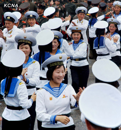 Lực lượng hải quân Triều Tiên cũng nhảy múa chúc mừng nhà lãnh đạo Kim Jong Un