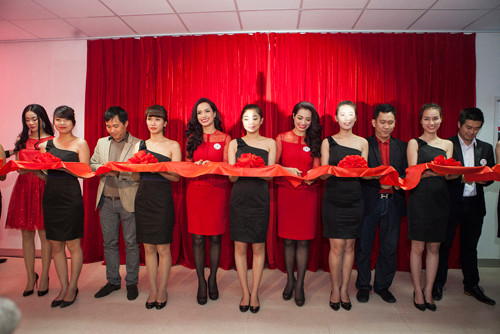 Kỷ niệm 20 năm bước chân vào làng người mẫu, cặp song sinh Thúy Hằng - Thúy Hạnh đã bất ngờ tách riêng và mở công ty đào tạo, giải trí của chính mình mang tên BB Plus. Á Hậu Dương Tú Anh Hoa hậu đông nam Á Phan Hoàng Thư Top 15 hoa hậu châu Á Thái Bình Dương Trương Tùng Lan Top 5 miss Ngoisao Hằng Kool Top 5 miss Ngoisao Đỗ Kiều Oanh Với tâm huyết qua 20 năm, với lòng yêu nghề và đầy nhiệt huyết của hai chị em cùng các cộng sự BB Plus đã chính thức ra đời, hoạt động với thương hiệu BB Academy & Entertaiment với hai mảng là đào tạo và cung cấp các dịch vụ giải trí. Vợ chồng diễn viên Minh Tiệp MC Tuấn Tú Sự có mặt của các mẫu nhí - Lớp học baby Pro