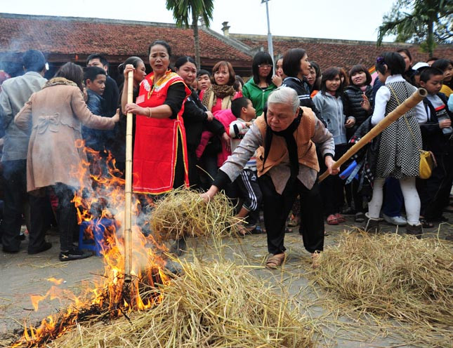 Phần lửa từ bùi nhùi được nhóm thành các đống trong sân đình để đánh lừa bam giám khảo