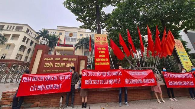 Cư dân chung cư Việt Đức Complex trước đó căng băng rôn trước cổng UBND quận Thanh Xuân kêu cứu, phản đối chủ đầu tư dùng "chiêu" cắt điện ép ký biên bản bàn giao nhà.