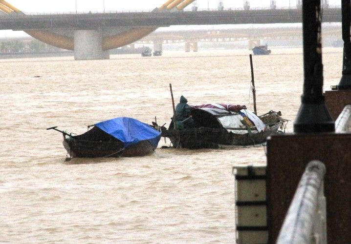 Một số nhặt vớt củi trôi nổi trên sông