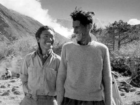 Edmund Hillary (phải) và Sherpa Tenzing Norgay - Những người đầu tiên chinh phục đỉnh Everest.