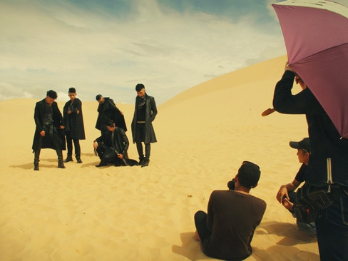 365 trên trường quay MV “Ai đó đêm nay” (Get on the floor)