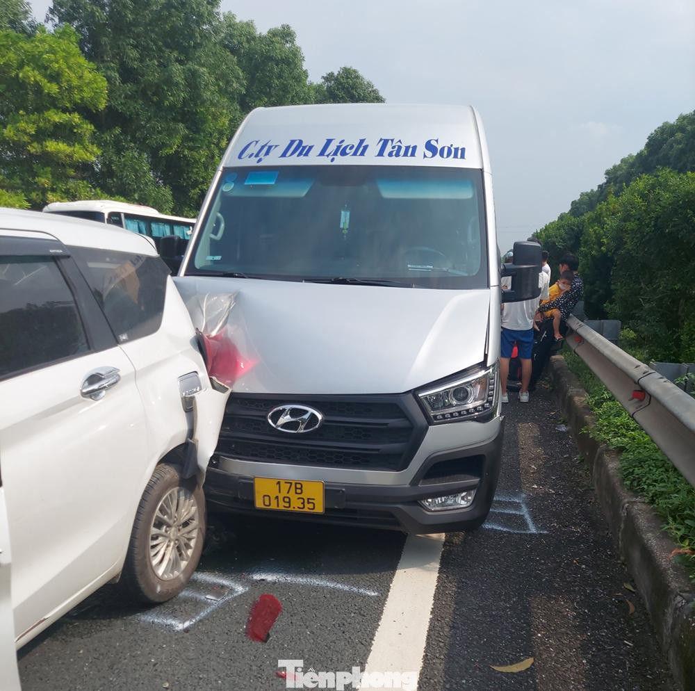 Tới 16h, đoạn qua khu vực tai nạn vẫn ùn tắc.