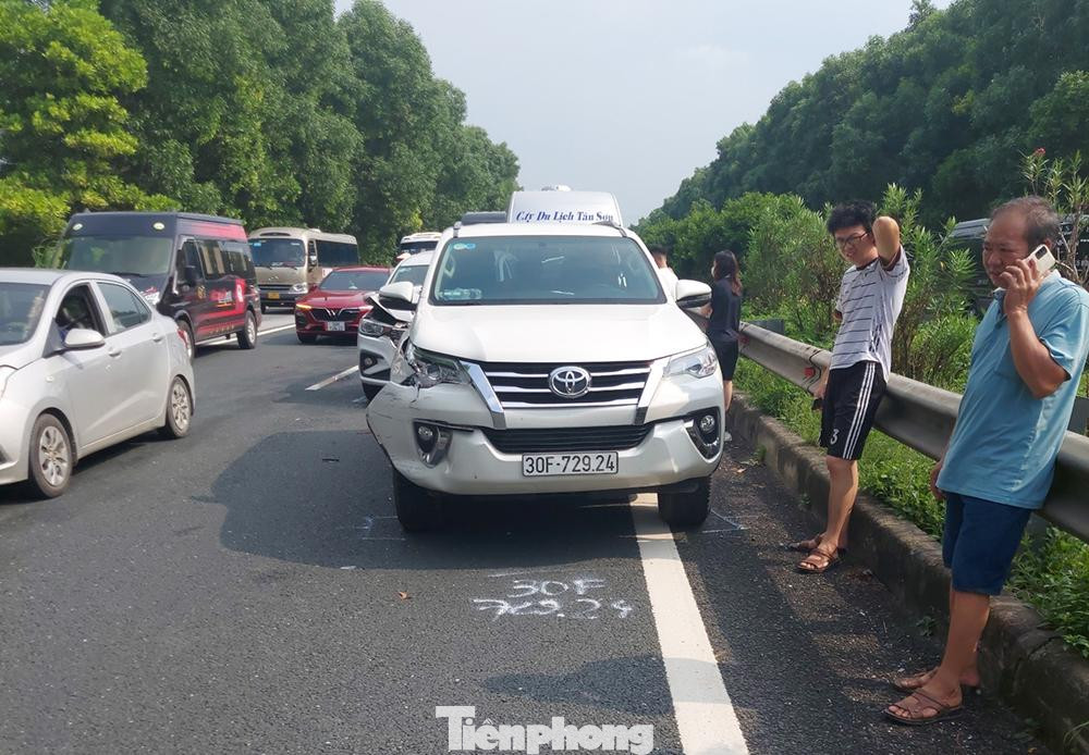 Hiện trường vụ tai nạn giữa 5 xe ô tô trên cao tốc Ninh Bình - Cầu Giẽ, phần làn đường từ Ninh Bình đi Hà Nội khiến đoạn cao tốc này ùn tắc từ đầu giờ chiều.