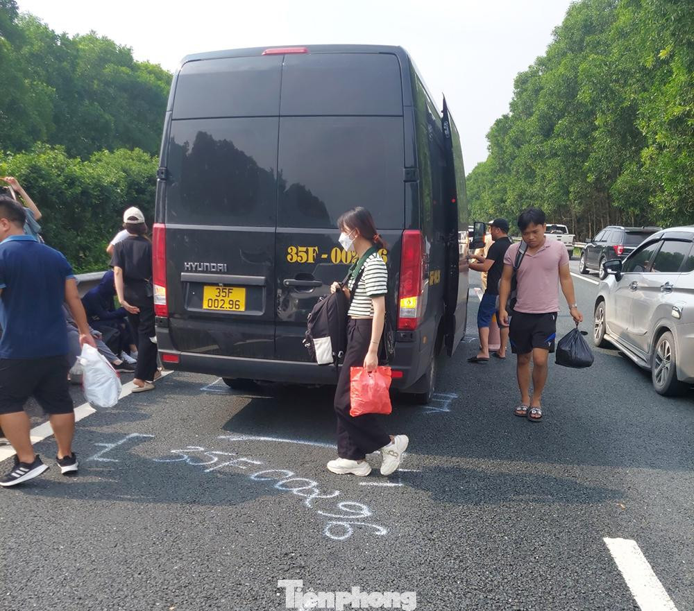 Tai nạn khiến hành khách cũng vất vả theo.