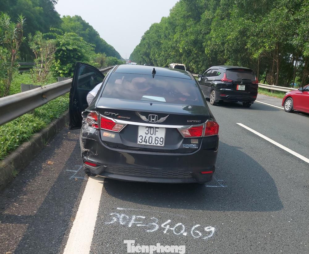 Lực lượng chức năng phải vất vả để xử lý sự cố và phân làn giao thông do ngày cuối nghỉ lễ lượng phương tiện từ phía Nam về Hà Nội đông.