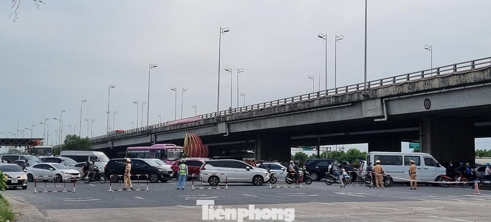 Lực lượng chức năng tạm đóng lối lên cao tốc Ninh Bình - Cầu Giẽ tại nút giao Liêm Tuyền.
