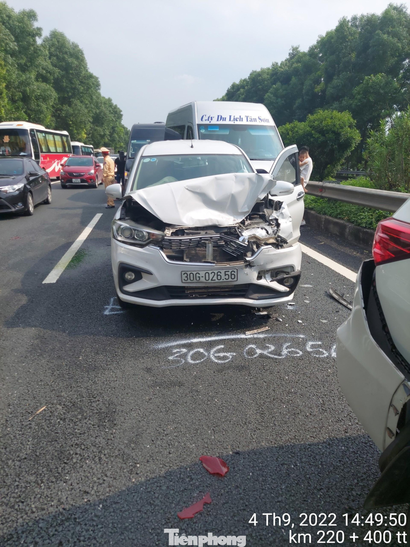 Sự cố do các xe lưu thông trên đường đông nhưng không giữ được khoảng cách an toàn.