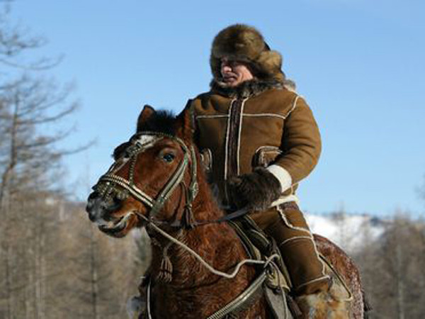 Ông Putin mặc ấm để chống lại cái lạnh băng giá của mùa đông nước Nga trong chuyến cưỡi ngựa tại Cộng hoà Khakassia thuộc Nga năm 2010