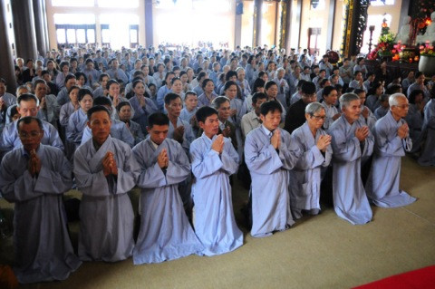 Các phật tử thành tâm cầu nguyện cho anh linh Đại tướng trong nhà thờ tổ Thiền viện Trúc Lâm Sùng Phúc