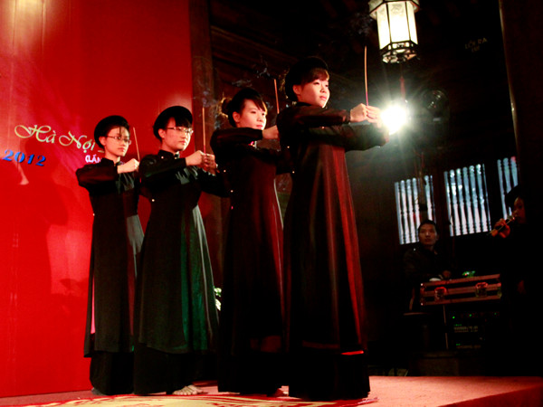 Liên hoan cũng có sự tham gia biểu diễn của nhiều bạn trẻ yêu ca trù đến từ các câu lạc bộ, các trường đại học, cao đẳng trên địa bàn Hà Nội. Liên hoan ca trù Hà Nội lần thứ 2 sẽ diễn ra hết ngày 21-12.