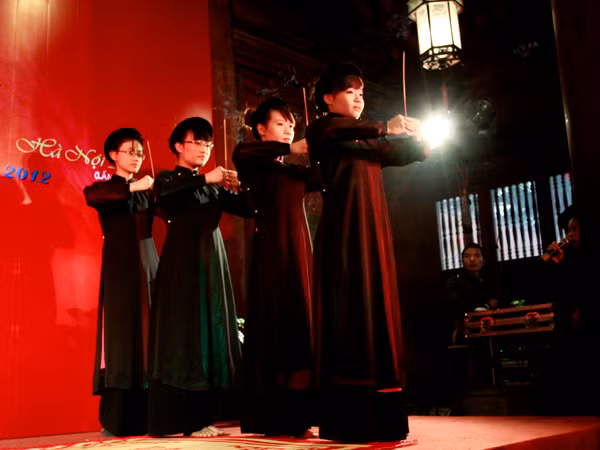 Liên hoan cũng có sự tham gia biểu diễn của nhiều bạn trẻ yêu ca trù đến từ các câu lạc bộ, các trường đại học, cao đẳng trên địa bàn Hà Nội. Liên hoan ca trù Hà Nội lần thứ 2 sẽ diễn ra hết ngày 21-12.