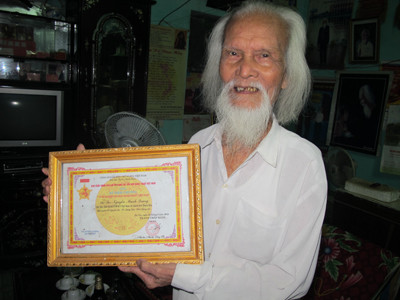 Ông Nguyễn Mạnh Quang đã rất tự hào vì được chủ tịch Đăng Hạ trao Kỷ niệm chương vì sự nghiệp sáng tác VHNT Việt Nam