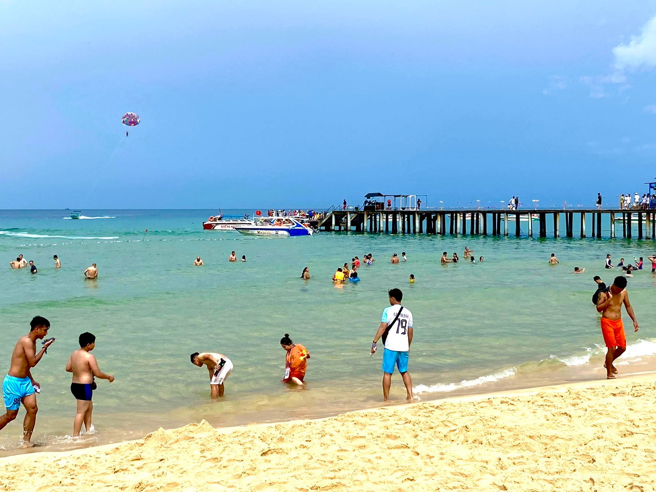 Biển Kỳ Co tại Quy Nhơn thích hợp cho các hoạt động tắm biển, cắm trại, thể thao dưới nước. Ảnh: MINH HUYỀN