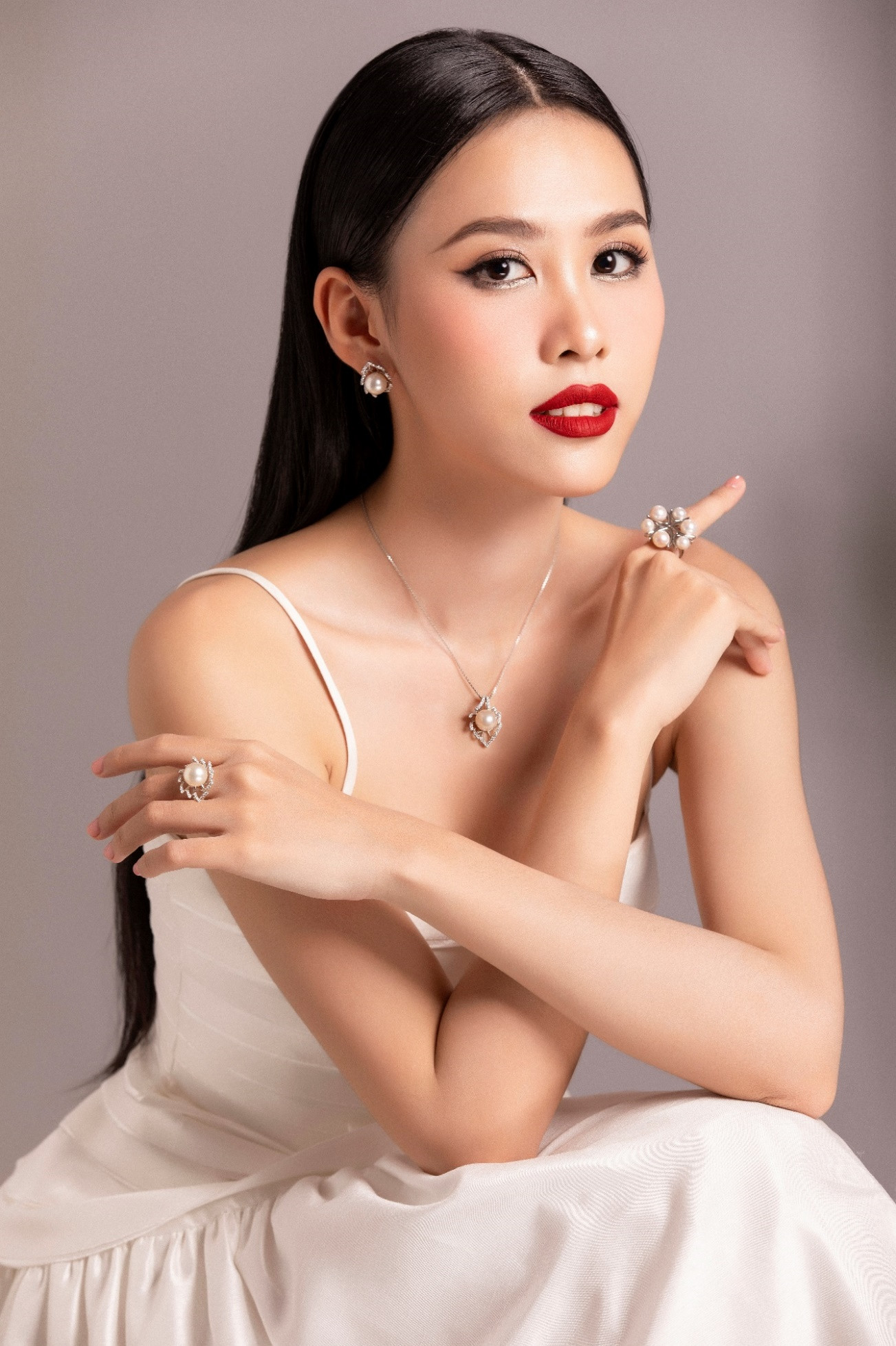 Đôi khuyên tai, nhẫn và chuỗi vòng cổ ngọc trai tô điểm cho vẻ đẹp của Á hậu Ngọc Hằng. Cô chia sẻ trang sức ngọc trai Long Beach Pearl mang đến cảm giác trẻ trung, tinh tế mà không kém phần sang trọng.