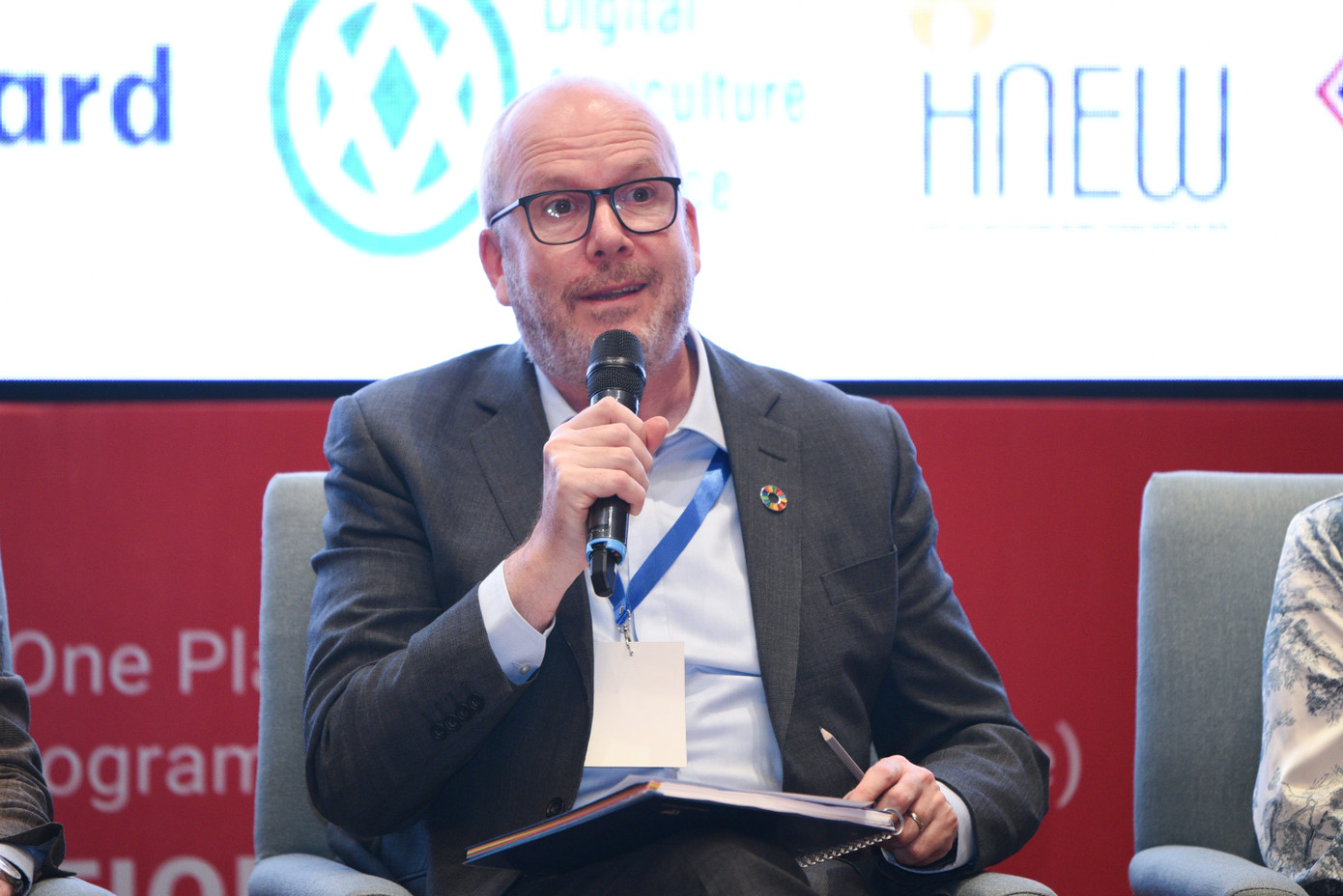 Ông Chris Hogg, Phó Chủ tịch phụ trách Phát triển bền vững và Truyền thông khu vực Châu Á, Châu Đại dương, và Châu Phi - Tập đoàn Nestlé chia sẻ tại sự kiện Ông Chris Hogg, Phó Chủ tịch phụ trách Phát triển bền vững và Truyền thông khu vực Châu Á, Châu Đại dương, và Châu Phi - Tập đoàn Nestlé chia sẻ tại sự kiện