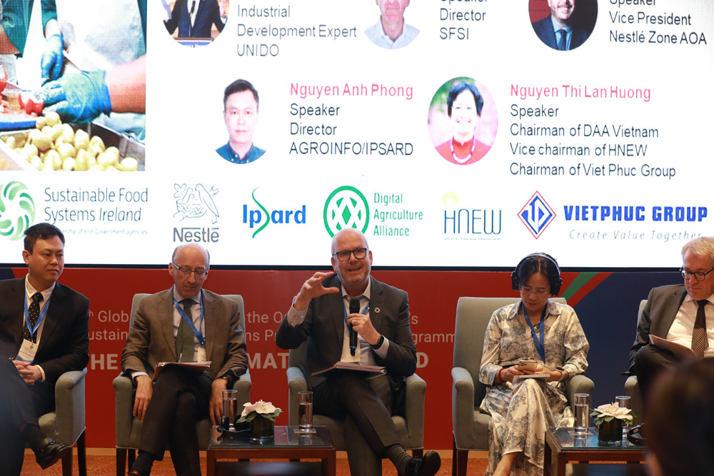 Ông Chris Hogg (giữa), Phó Chủ tịch phụ trách Phát triển bền vững và Truyền thông khu vực Châu Á, Châu Đại dương, và Châu Phi - Tập đoàn Nestlé chia sẻ tại sự kiện. Ông Chris Hogg (giữa), Phó Chủ tịch phụ trách Phát triển bền vững và Truyền thông khu vực Châu Á, Châu Đại dương, và Châu Phi - Tập đoàn Nestlé chia sẻ tại sự kiện.