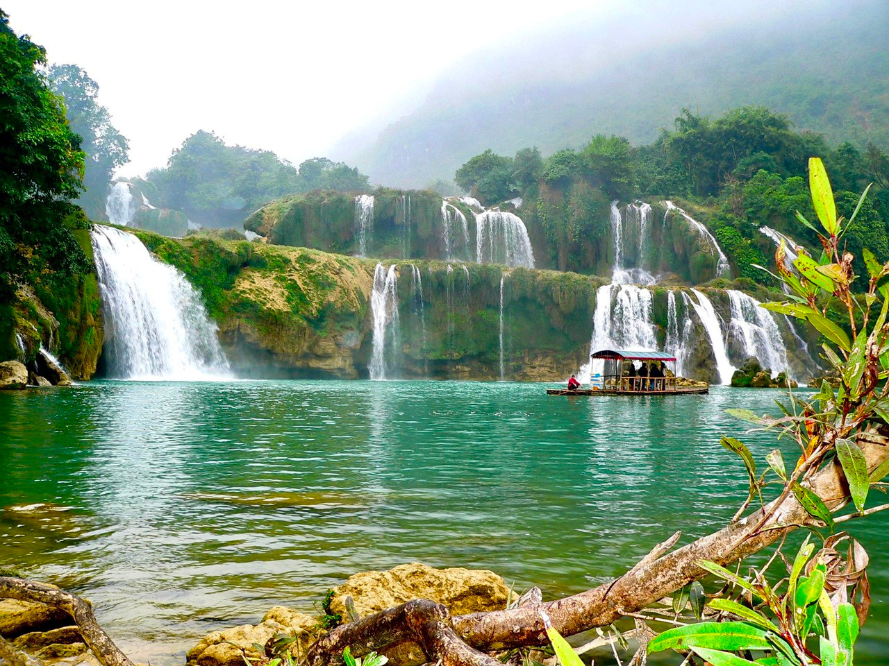 Thác Bản Giốc mùa nước đổ là thước cảnh đặc trưng của Cao Bằng. Ảnh: THANH HUYỀN