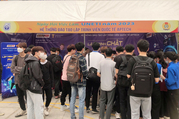 Đông đảo sinh viên quan tâm tới cơ hội việc làm ngành IT và tìm hiểu các chương trình học lập trình thực chiến để bổ trợ, nâng cao kỹ năng chuyên môn. Đông đảo sinh viên quan tâm tới cơ hội việc làm ngành IT và tìm hiểu các chương trình học lập trình thực chiến để bổ trợ, nâng cao kỹ năng chuyên môn.