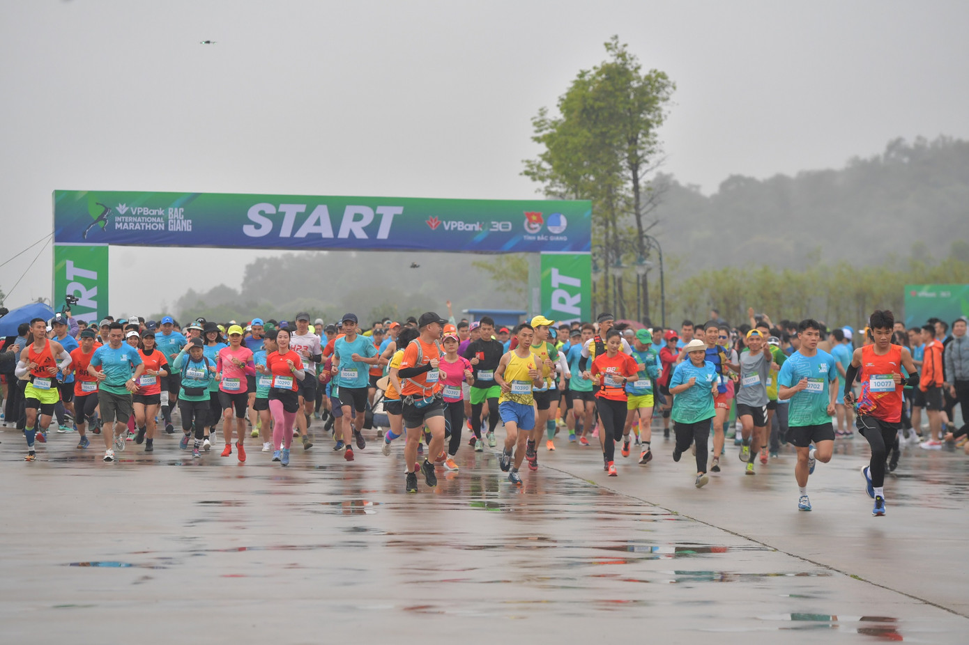 Các VĐV xuất phát tại Quảng trường trung tâm khu du lịch tâm linh, sinh thái Tây Yên Tử