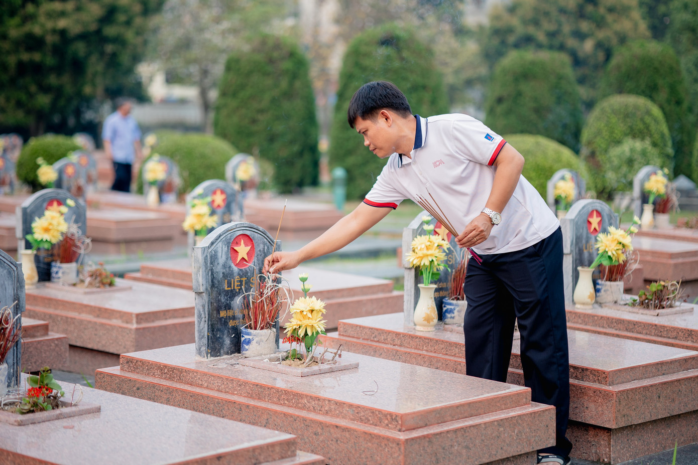 Tưởng nhớ và dâng hương tại Nghĩa trang liệt sĩ quốc gia Đồi A1