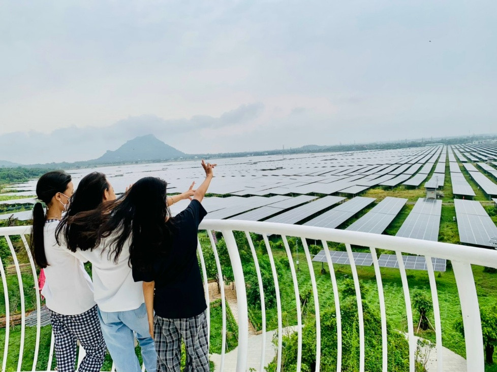 An Hảo Solar Farm đang có mức giá choáng ngợp thu hút giới trẻ đến tham quan An Hảo Solar Farm đang có mức giá choáng ngợp thu hút giới trẻ đến tham quan