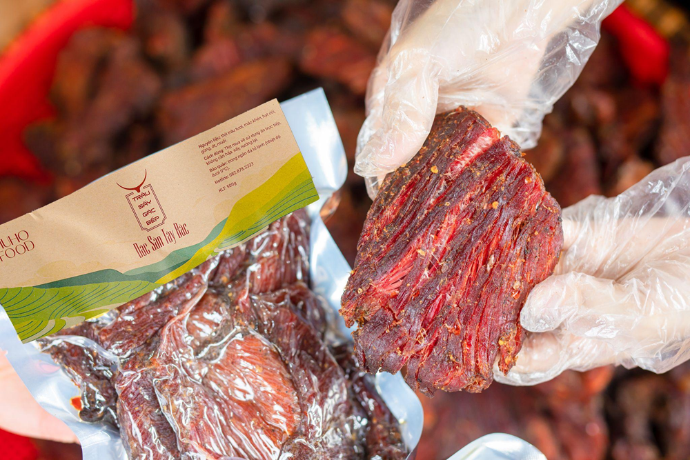 Thịt trâu gác bếp là sản phẩm được Huho nghiên cứu kỹ lưỡng quy trình sản xuất, đáp ứng tiêu chuẩn khắt khe trước khi được đưa ra thị trường