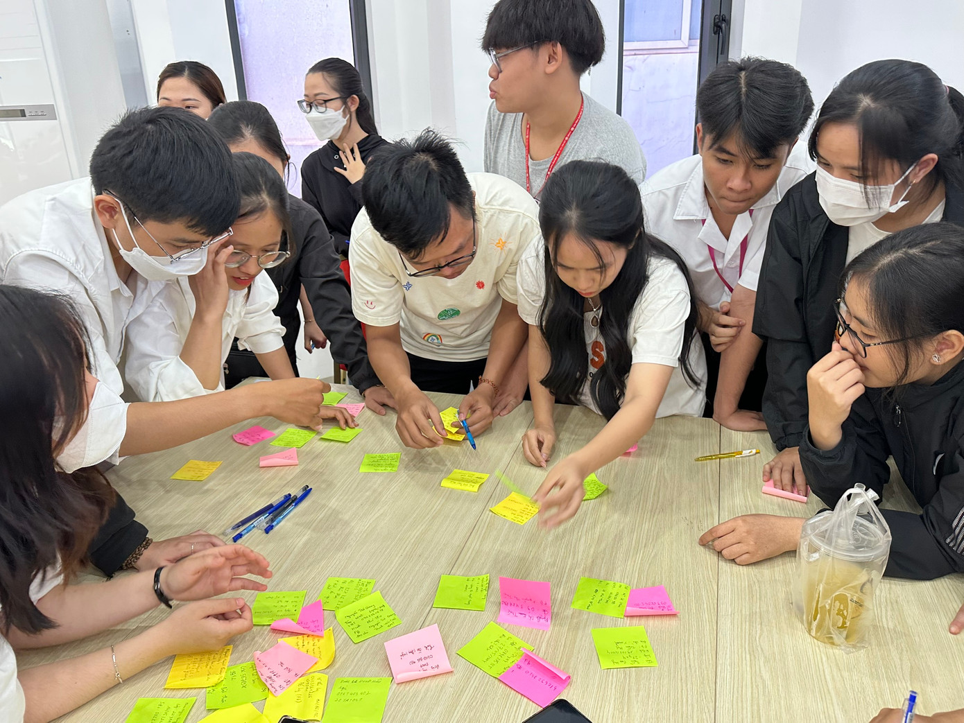 Các bạn sinh viên chia thành các nhóm, đưa ra các ý tưởng đọc sách hiệu quả trong thời đại số Các bạn sinh viên chia thành các nhóm, đưa ra các ý tưởng đọc sách hiệu quả trong thời đại số