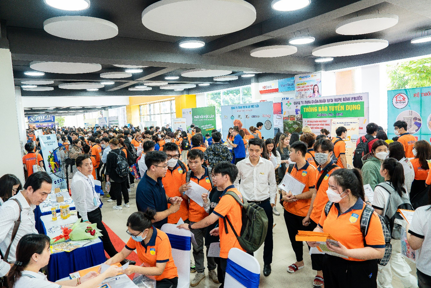 Sinh viên hào hứng tham gia tìm hiểu việc làm, phỏng vấn cùng đại diện doanh nghiệp