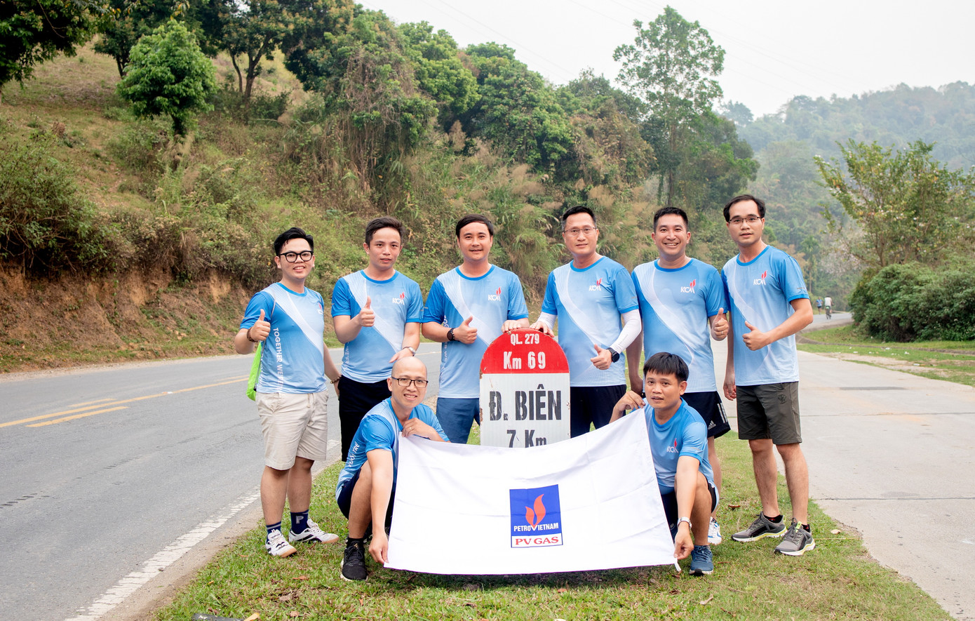 Khóa tập huấn tham gia chạy việt dã 5km trên cung đường đẹp nhất thành phố Điện Biên Phủ.