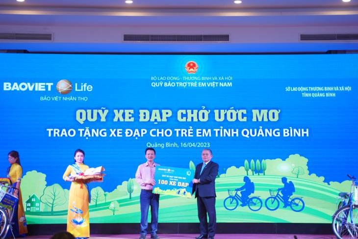 Đại diện tỉnh Quảng Bình nhận học bổng từ “Quỹ xe đạp chở ước mơ” do Bảo Việt Nhân thọ trao tặng