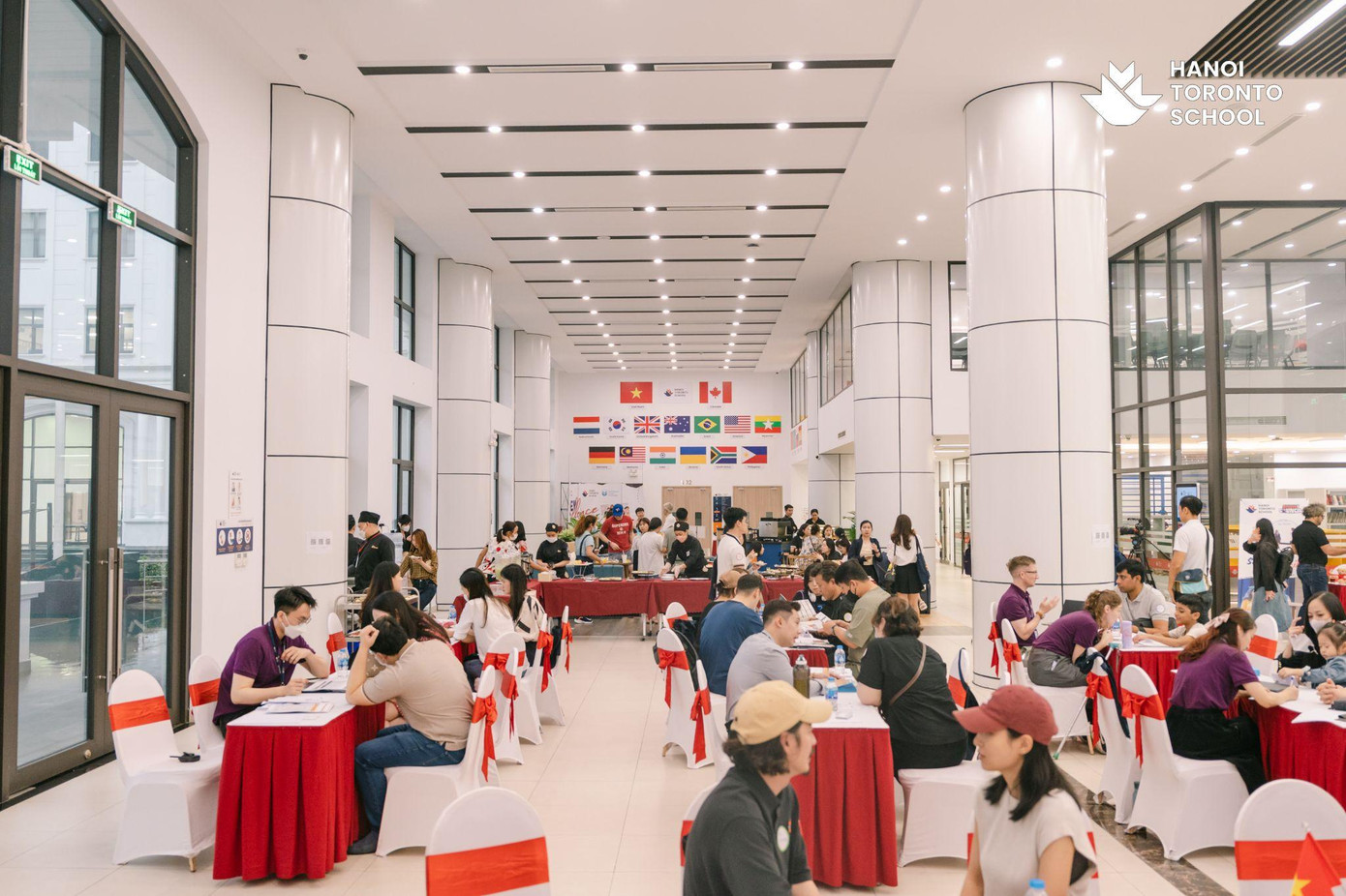 Đông đảo phụ huynh và học sinh tham gia tư vấn và trải nghiệm tại Ngày hội thông tin trường Hà Nội Toronto