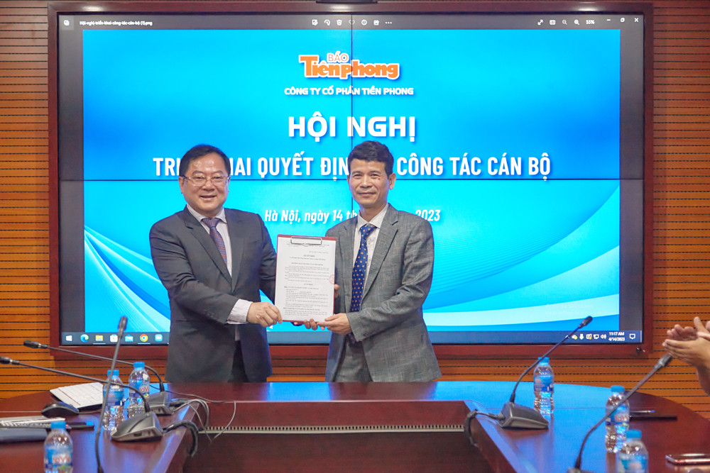 Nhà báo Lê Xuân Sơn – Tổng Biên tập Báo Tiền Phong – Chủ tịch HĐQT Công ty CP Tiền Phong trao quyết định bổ nhiệm vị trí Phó Tổng Giám đốc.