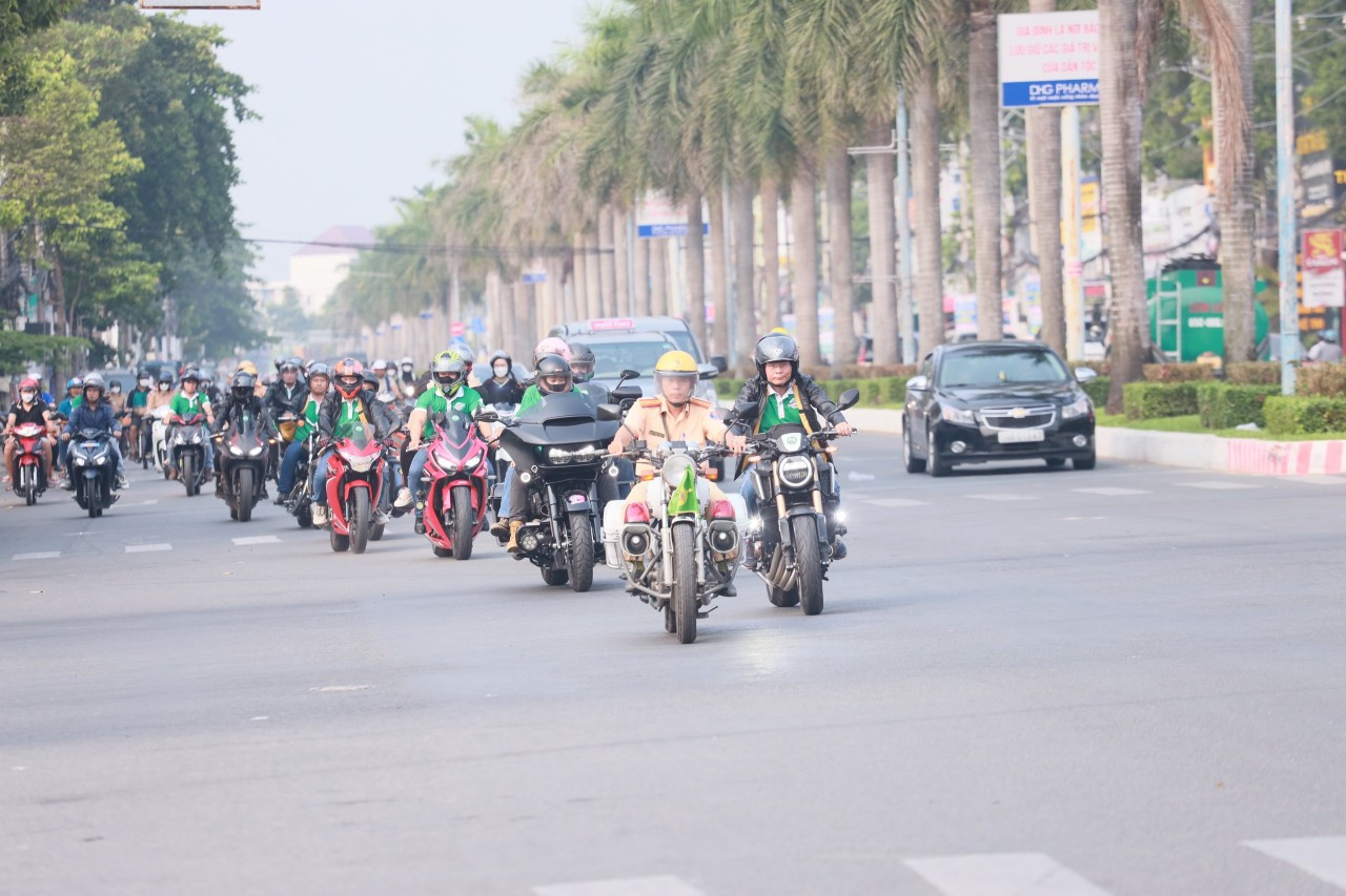 Đoàn mô tô diễu hành từ các tuyến đường trung tâm thành phố đến Phòng khám Mắt Sài Gòn Thốt Nốt.