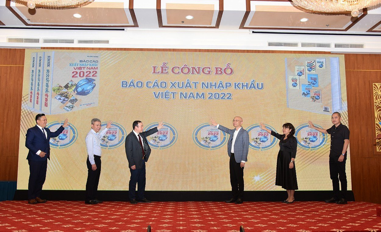 Các đại biểu thực hiện nghi thức công bố Báo cáo xuất nhập khẩu Việt Nam năm 2022.