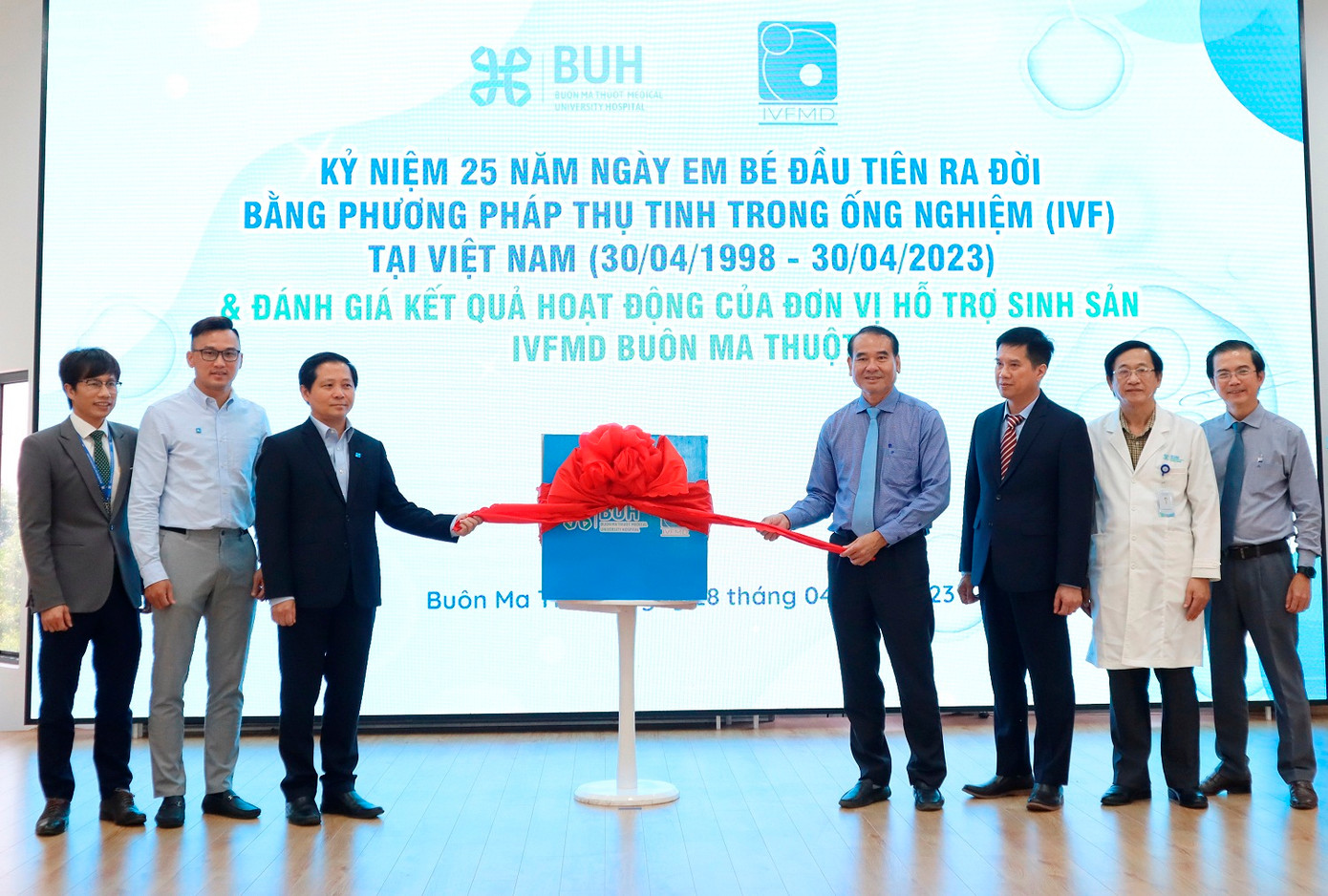 Nghi thức chúc mừng kết quả hoạt động của Đơn vị hỗ trợ sinh sản IVFMD Buôn Ma Thuột Nghi thức chúc mừng kết quả hoạt động của Đơn vị hỗ trợ sinh sản IVFMD Buôn Ma Thuột
