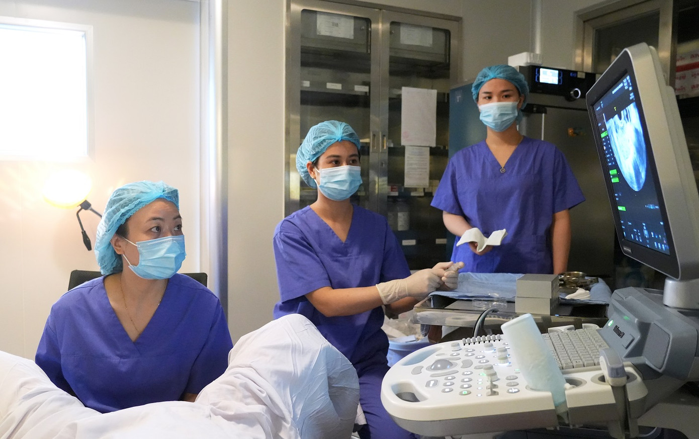 BS BV Nam học và Hiếm muộn HN tư vấn cho bệnh nhân