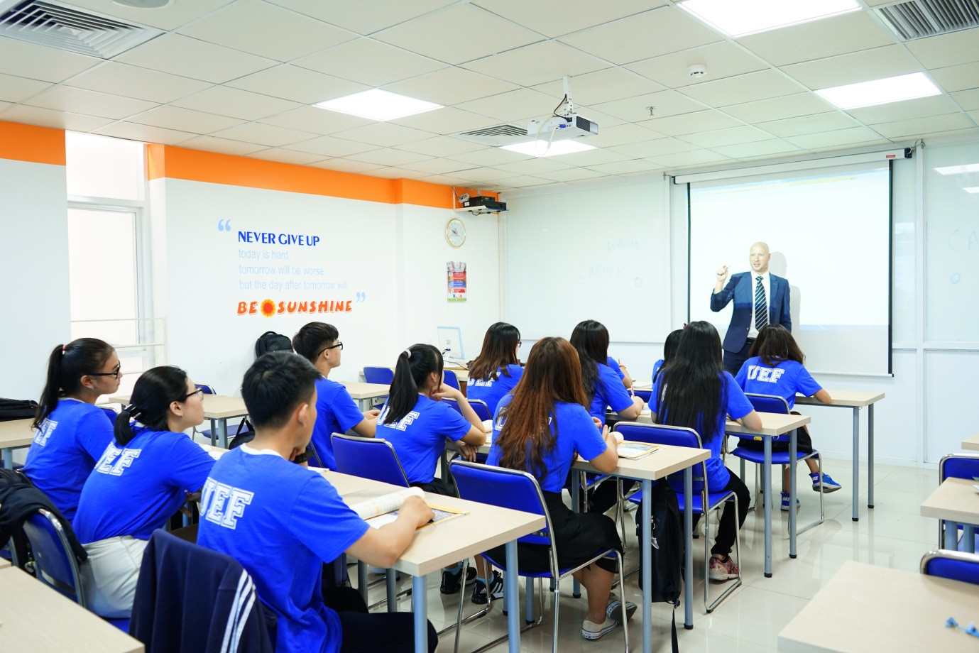 Sinh viên học tập cùng các giáo sư, chuyên gia quốc tế Sinh viên học tập cùng các giáo sư, chuyên gia quốc tế