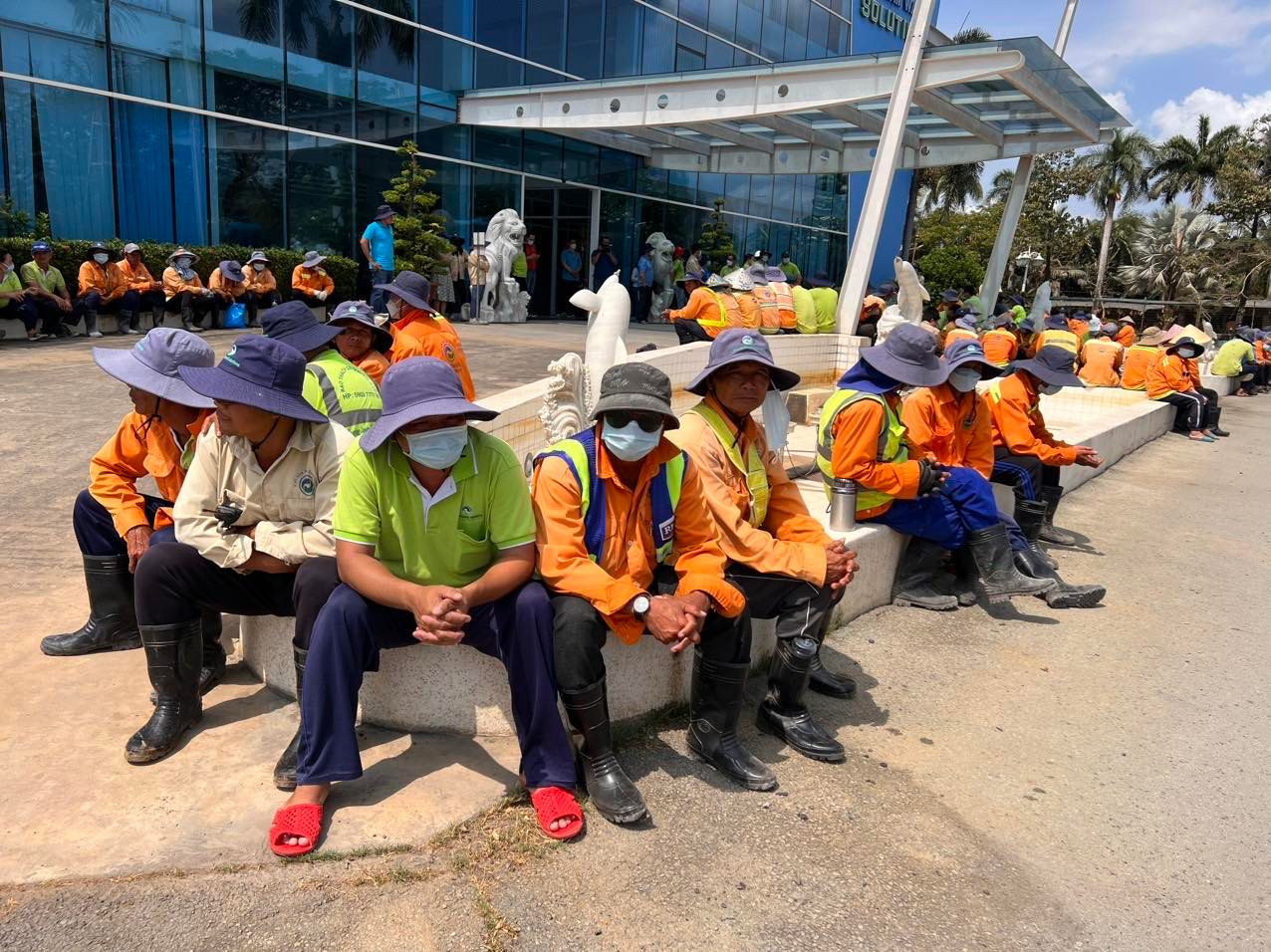 Công nhân Cty VWS ngừng việc vì DN chậm trả lương trưa 8/4 Công nhân Cty VWS ngừng việc vì DN chậm trả lương trưa 8/4