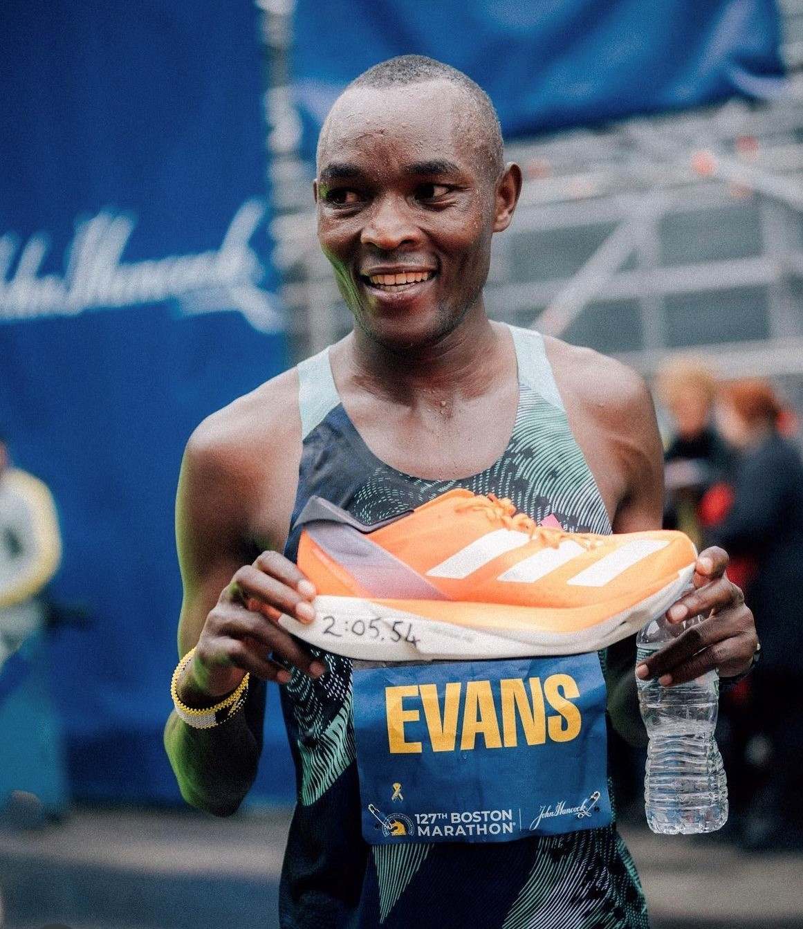 Evans Chebet cùng đôi giày Adizero Adios Pro 3 tại giải Boston Marathon 2023 Evans Chebet cùng đôi giày Adizero Adios Pro 3 tại giải Boston Marathon 2023