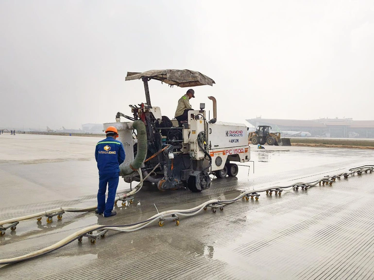 Máy cắt khe tạo nhám của nhà thầu VINADIC chuẩn bị cho dự án với công nghệ tạo nhám hiện đại nhất thế giới hiện nay.