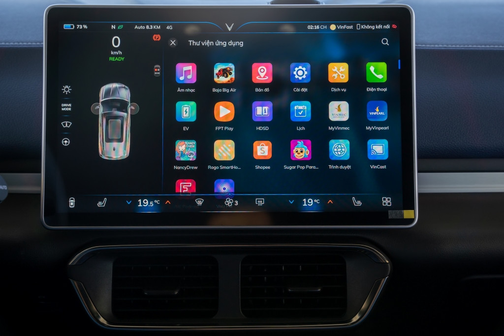 Dịch vụ thông minh trên VF 8 gây ấn tượng với giới chuyên môn và người dùng.