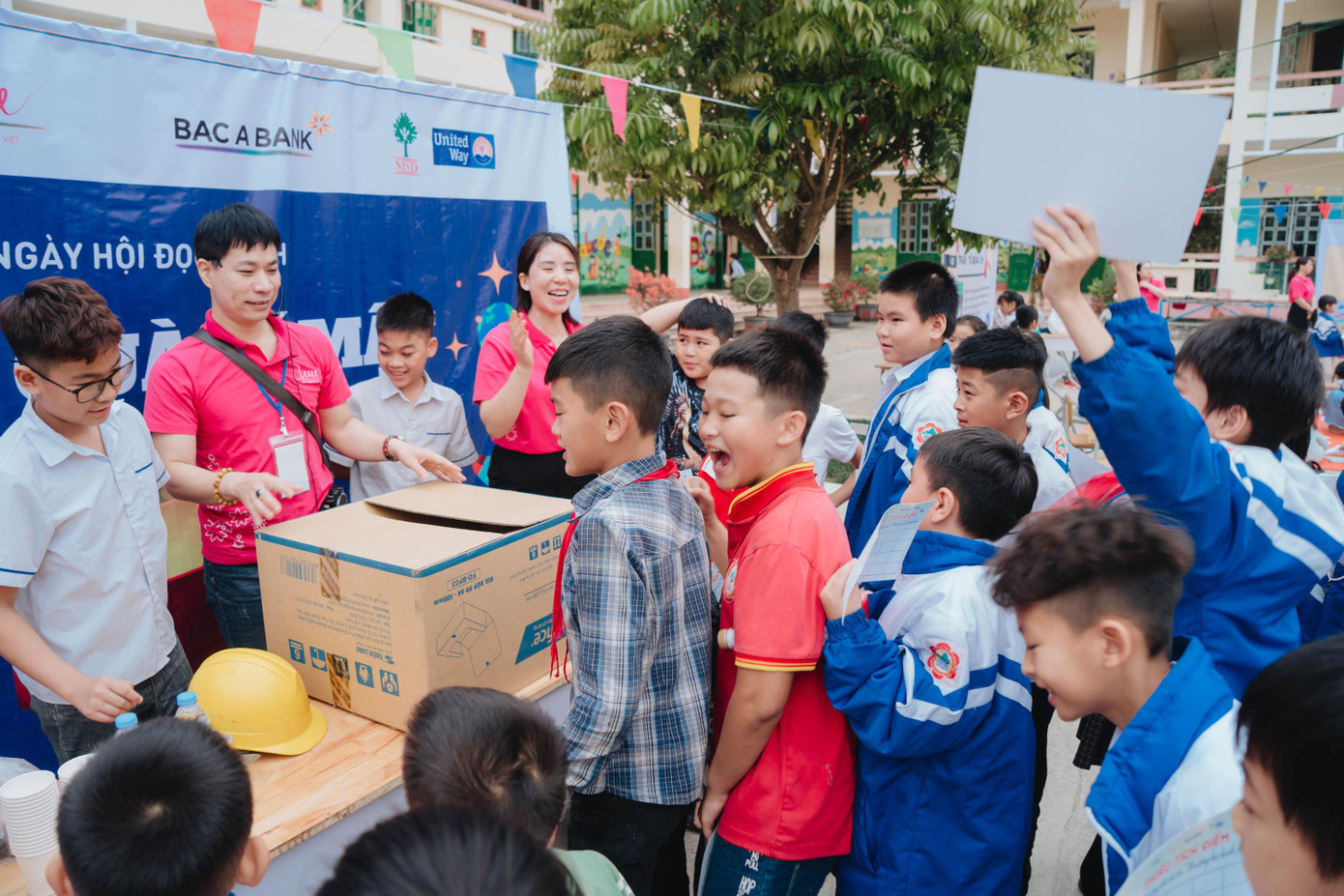 Học sinh cũng được chia theo nhóm để tham gia các trò chơi mang tên Nhanh trí - đoàn kết, tấm bảng biết nói và hộp quà bí mật giúp phân biệt khái niệm giới, giới tính và nhận diện các khuôn mẫu giới, định kiến giới trong đời sống.