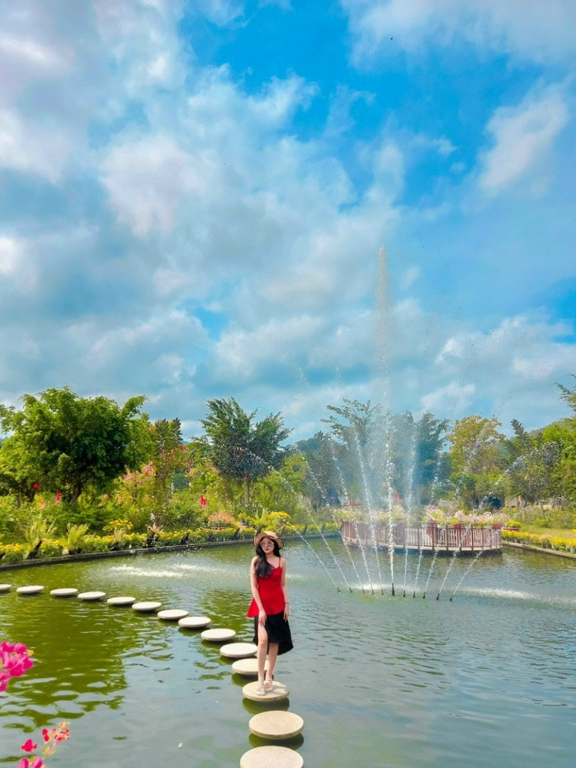 Hồ thiên cảnh với đường hoa thơ mộng cùng lối kiến trúc hài hoà Hồ thiên cảnh với đường hoa thơ mộng cùng lối kiến trúc hài hoà