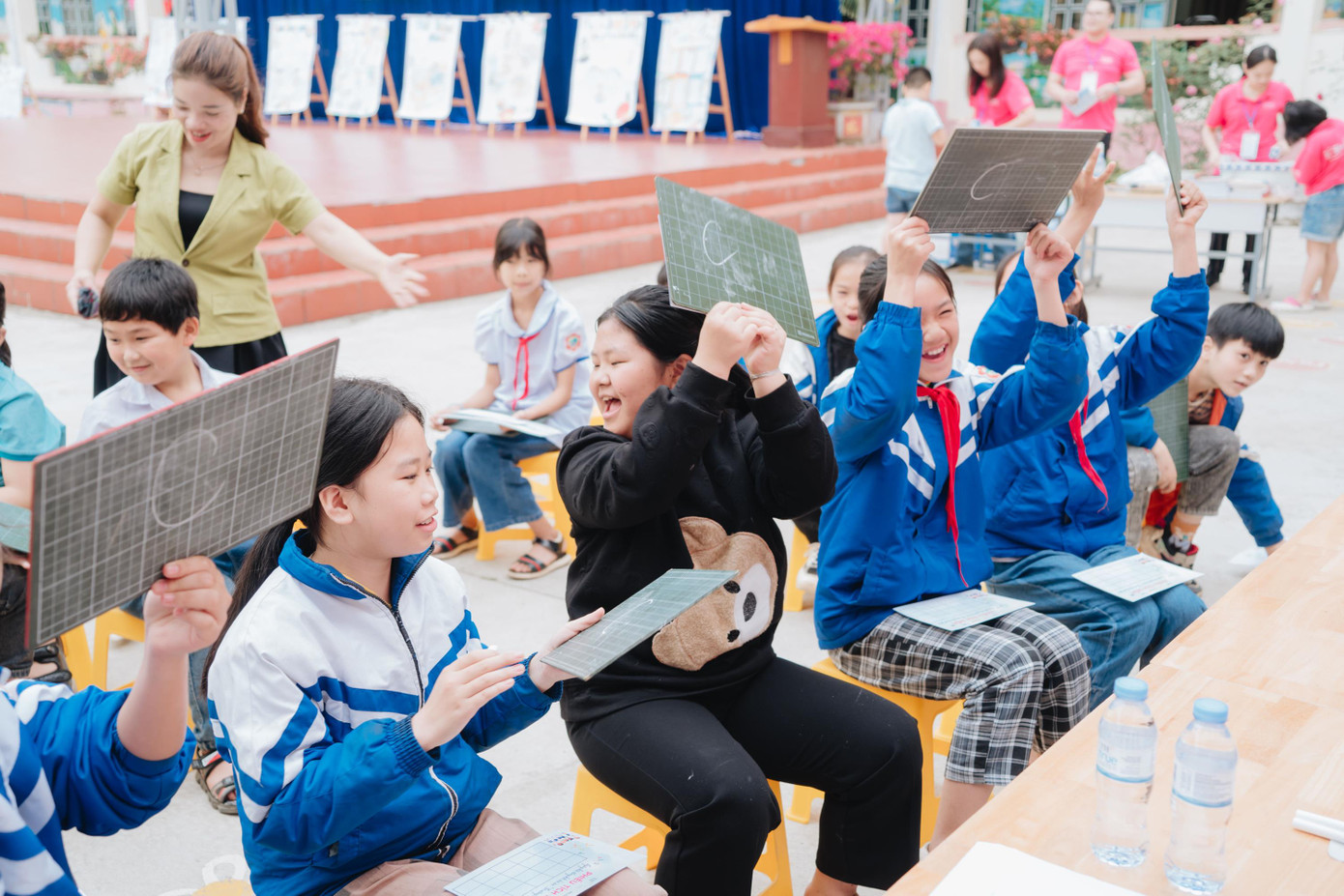 Các bạn nhỏ tham gia trò Rung chuông vàng với các câu hỏi nâng cao kiến thức về khoa học thường thức và văn hóa, xã hội; giới và bình đẳng giới, và nước sạch, vệ sinh môi trường