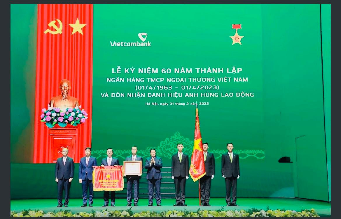 Thay mặt Đảng, Chính phủ, Thủ tướng Phạm Minh Chính trao tặng Vietcombank danh hiệu Anh hùng Lao động nhân kỷ niệm 60 năm thành lập,