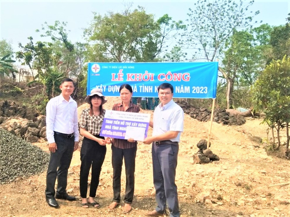 PC Đắk Nông trao tiền hỗ trợ xây nhà tình nghĩa cho hộ bà Triệu Thị Thuận